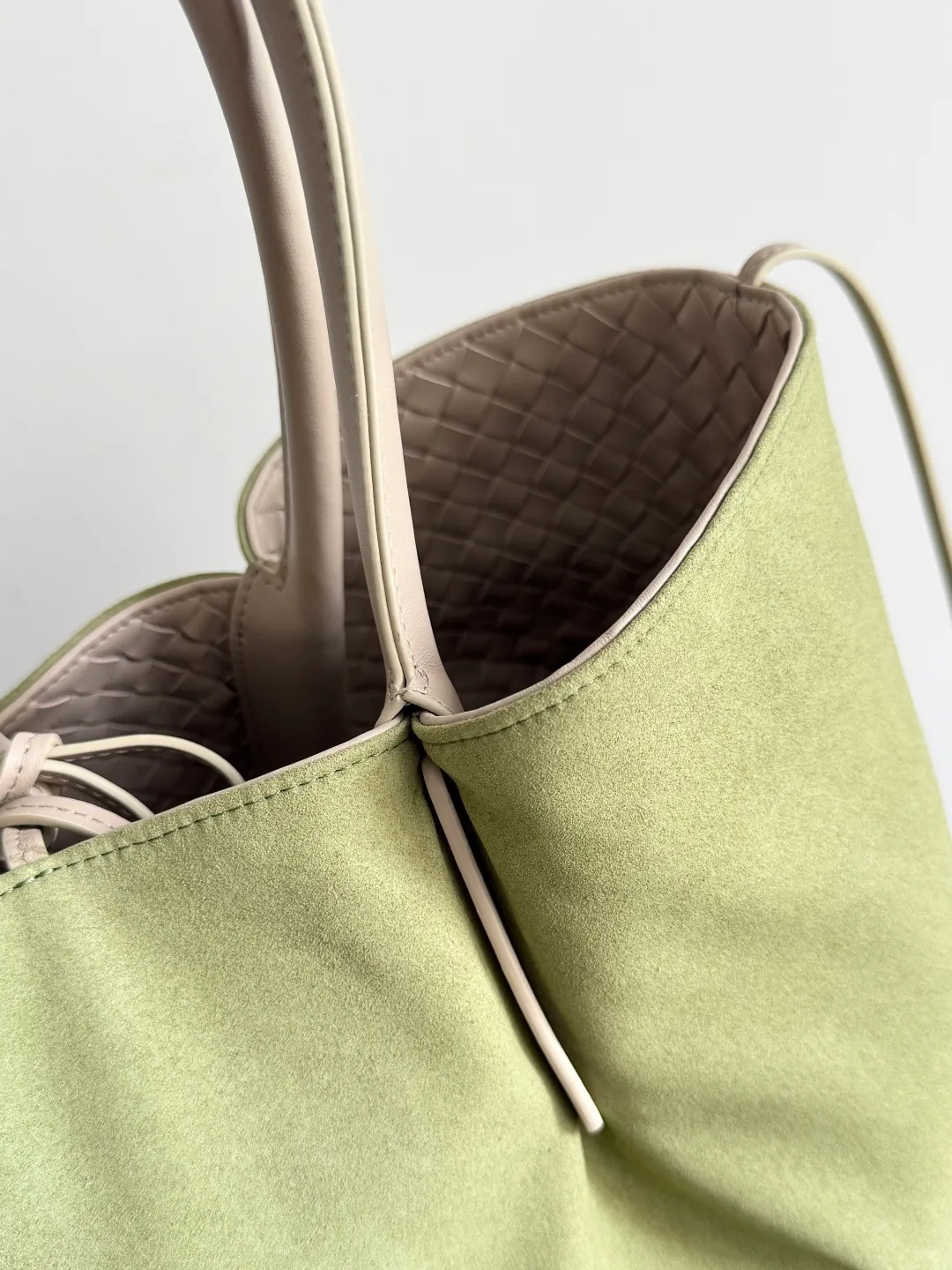 Batch 2660 Bottega Veneta 2025 new product PINACOTECA bag, iconic weaving process, skillfully crafted with 10mm Intrecciato process and equipped with suede lining. Four small strips of leather add character to the design and make the bag more stable. Relaxed yet sophisticated, casual yet refined, suede lining and double-sided design, suitable for shoulder and hand carry. The four straps can be adjusted into different shapes. One pack can be switched between two uses, easily integrating into your daily rhythm. Style number: 817166 Size: 43*23*17.5cm